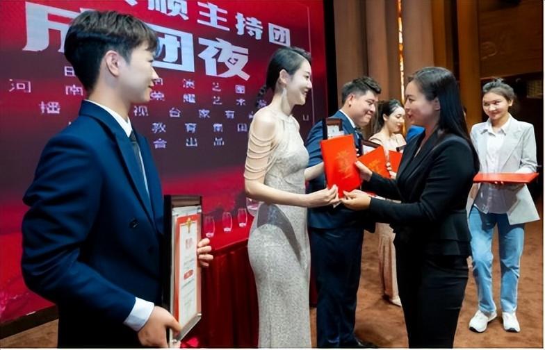 博思花藝婚慶教育，婚慶培訓，花藝培訓，插花培訓，花藝師培訓，主持人培訓，商務(wù)主持人培訓，花店運營培訓，花店全系統(tǒng)營銷，小白開花店，小白學主持，金璽棠婚慶酒店，金璽棠總部，鄭州金麻雀教育科技有限公司