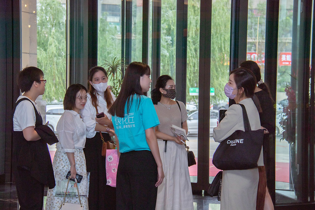 博思花藝婚慶教育，婚慶培訓，花藝培訓，插花培訓，花藝師培訓，主持人培訓，商務主持人培訓，花店運營培訓，花店全系統營銷，小白開花店，小白學主持，金璽棠婚慶酒店，金璽棠總部，鄭州金麻雀教育科技有限公司