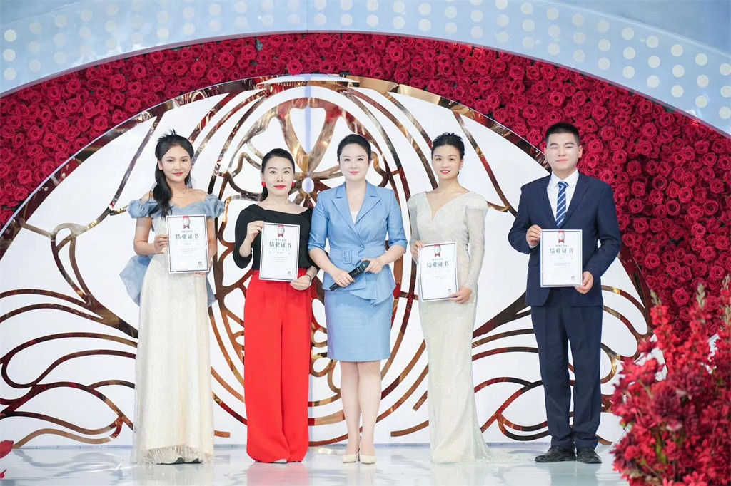 博思花藝婚慶教育，婚慶培訓(xùn)，花藝培訓(xùn)，插花培訓(xùn)，花藝師培訓(xùn)，主持人培訓(xùn)，商務(wù)主持人培訓(xùn)，花店運(yùn)營培訓(xùn)，花店全系統(tǒng)營銷，小白開花店，小白學(xué)主持，金璽棠婚慶酒店，金璽棠總部，鄭州金麻雀教育科技有限公司