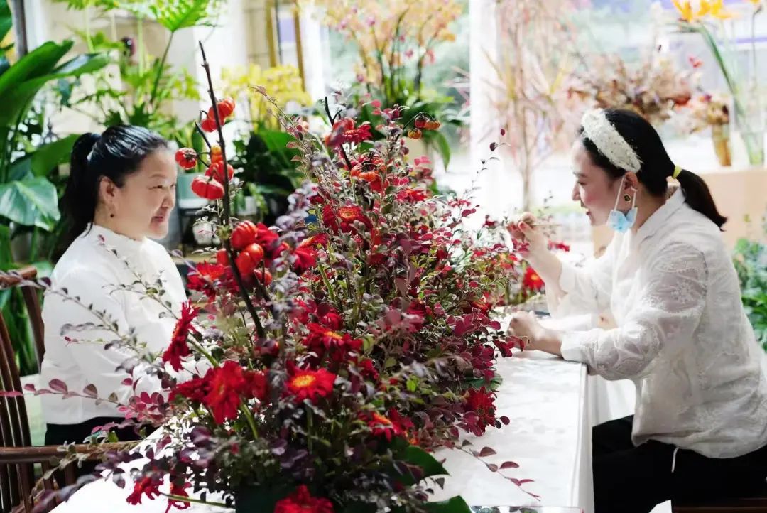 博思花藝婚慶教育，婚慶培訓(xùn)，花藝培訓(xùn)，插花培訓(xùn)，花藝師培訓(xùn)，主持人培訓(xùn)，商務(wù)主持人培訓(xùn)，花店運(yùn)營培訓(xùn)，花店全系統(tǒng)營銷，小白開花店，小白學(xué)主持，金璽棠婚慶酒店，金璽棠總部，鄭州金麻雀教育科技有限公司