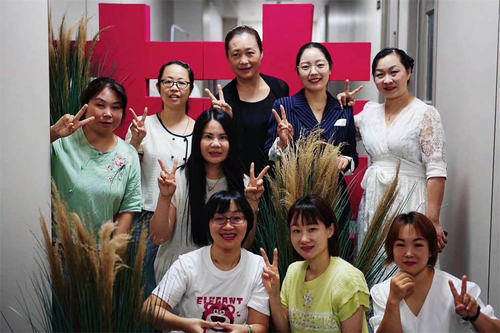 博思花藝婚慶教育,婚慶培訓(xùn),花藝培訓(xùn),插花培訓(xùn),花藝師培訓(xùn),主持人培訓(xùn),商務(wù)主持人培訓(xùn),花店運(yùn)營培訓(xùn),花店全系統(tǒng)營銷,小白開花店,小白學(xué)主持,金璽棠婚慶酒店,金璽棠總部,鄭州金麻雀教育科技有限公司 博思花藝婚慶教育,婚慶培訓(xùn),花藝培訓(xùn),插花培訓(xùn),花藝師培訓(xùn),主持人培訓(xùn),商務(wù)主持人培訓(xùn),花店運(yùn)營培訓(xùn),花店全系統(tǒng)營銷,小白開花店,小白學(xué)主持,金璽棠婚慶酒店,金璽棠總部,鄭州金麻雀教育科技有限公司
