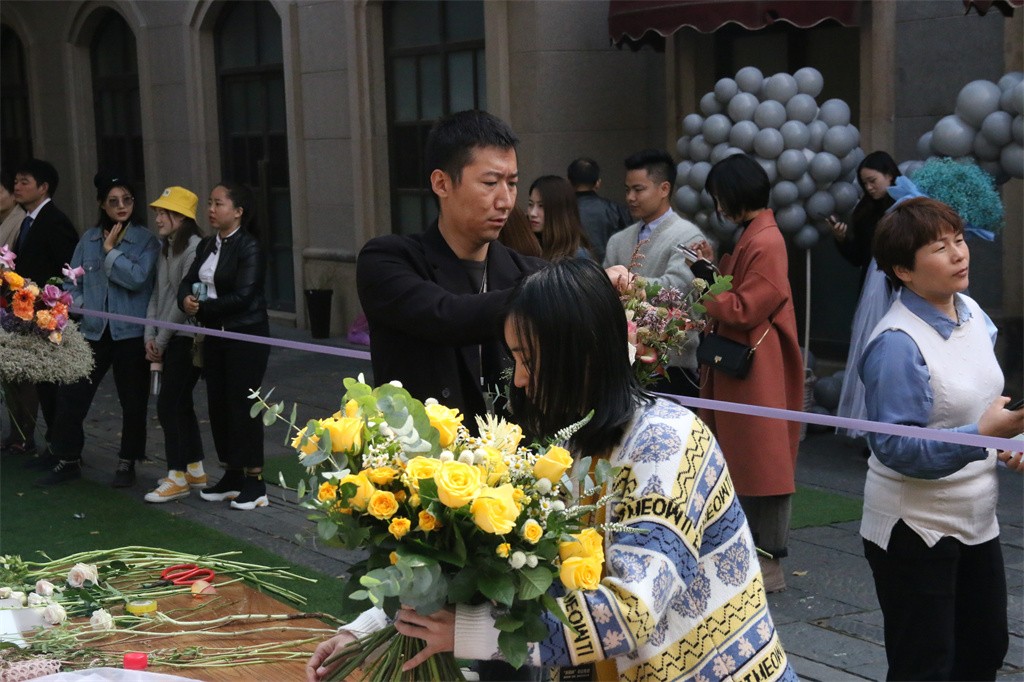博思花藝婚慶教育，婚慶培訓，花藝培訓，插花培訓，花藝師培訓，主持人培訓，商務主持人培訓，花店運營培訓，花店全系統(tǒng)營銷，小白開花店，小白學主持，金璽棠婚慶酒店，金璽棠總部，鄭州金麻雀教育科技有限公司